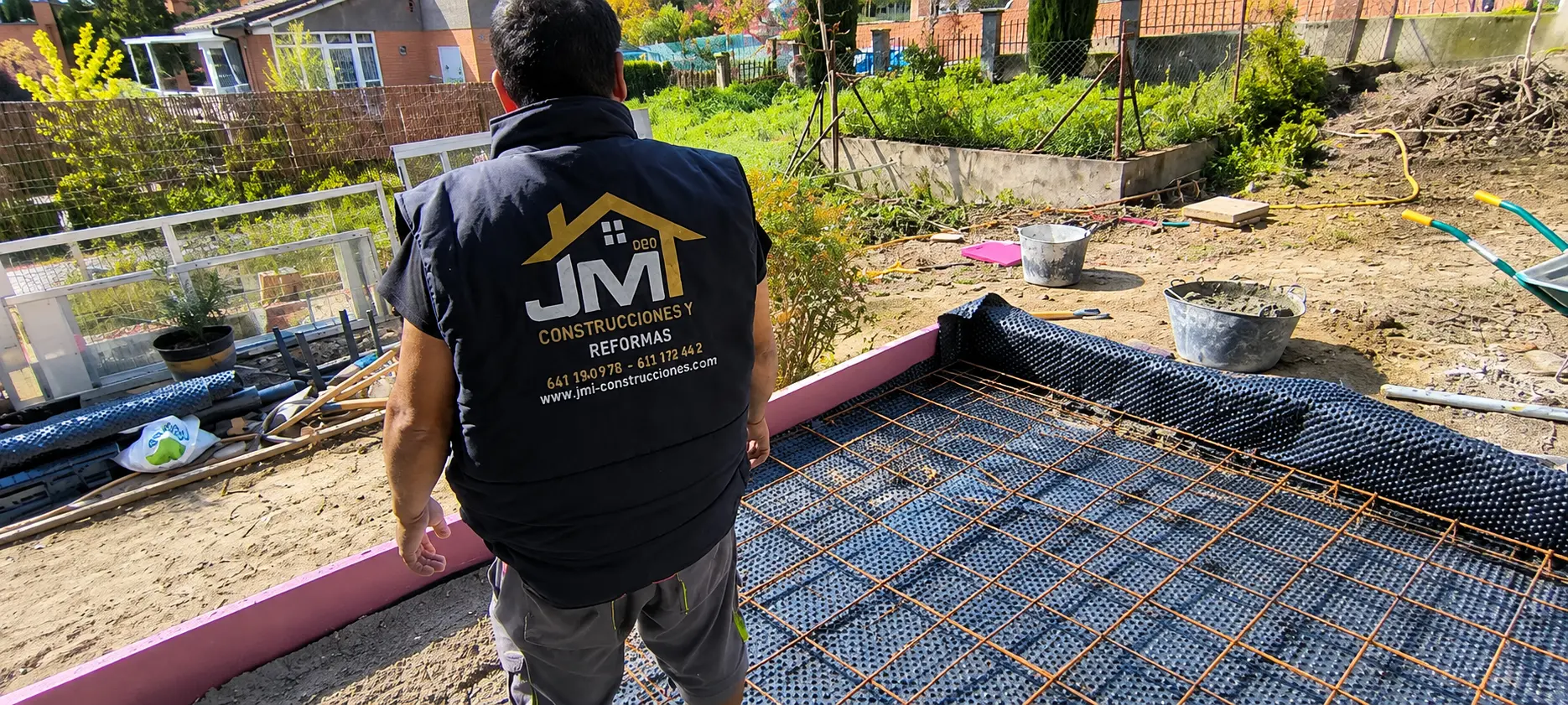 Preparación de solera con mallazo y lámina drenante en una obra de JM Construcciones